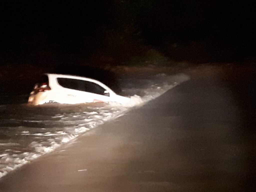 título imagem VÍDEO: quem são os policiais que salvaram motorista que caiu com o carro no rio