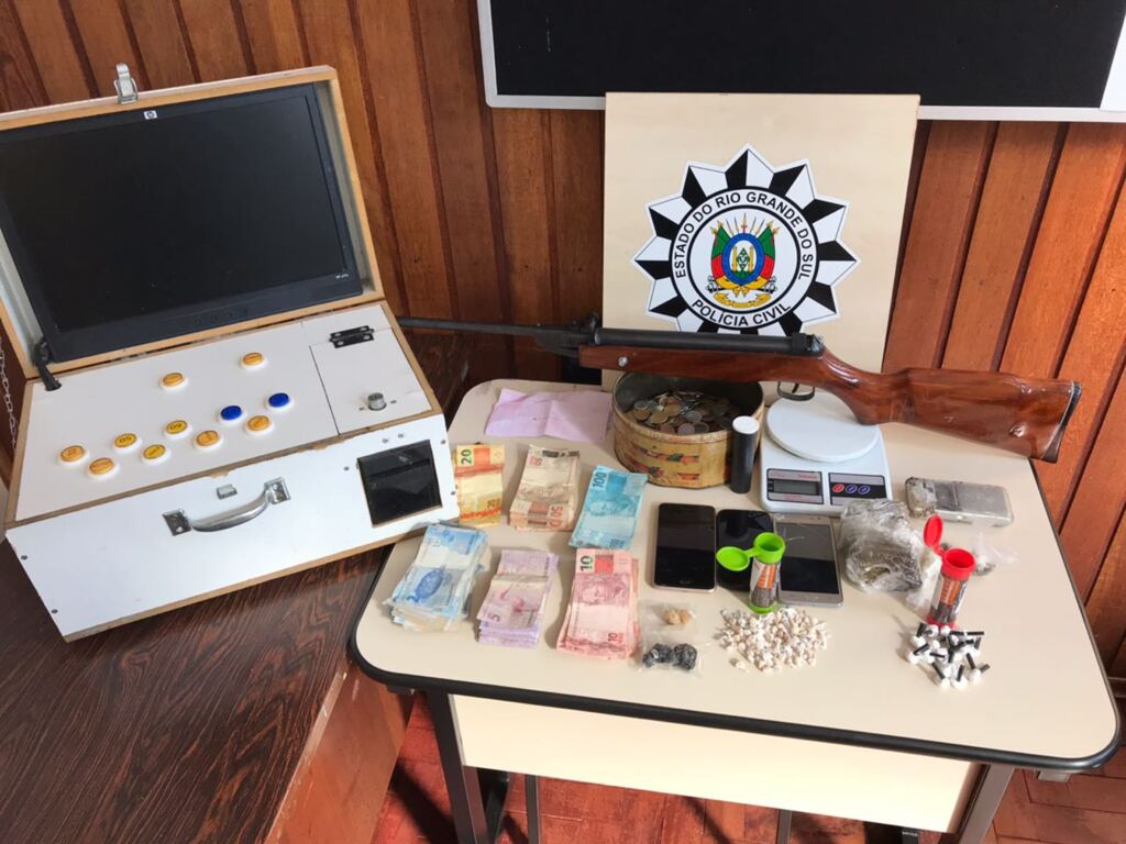 Polícia encontra drogas, arma e máquina caça-níquel em bar em Tupanciretã