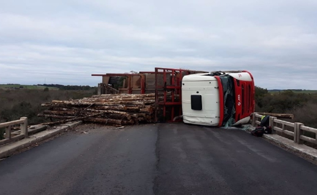 título imagem Caminhão tomba e deixa BR-290 bloqueada durante a manhã