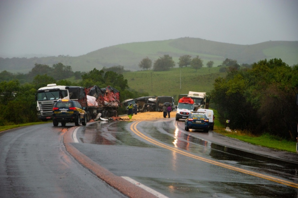 Acidente entre caminhões deixa um morto em Caçapava do Sul