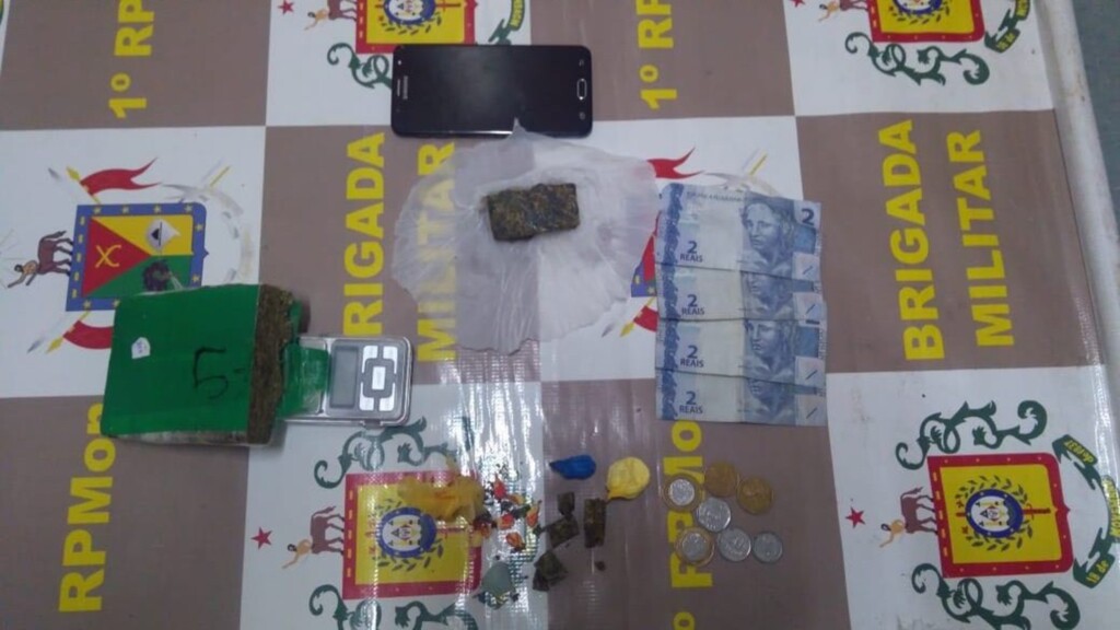 Dupla é flagrada com drogas em Santa Maria