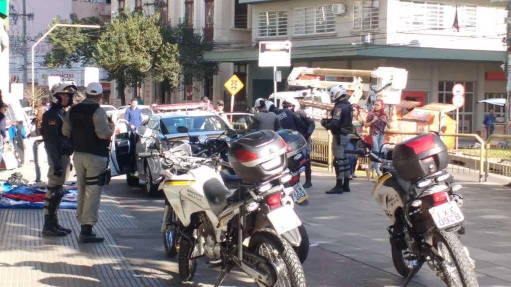 Homem é detido com arma e distintivo do FBI em Santa Maria