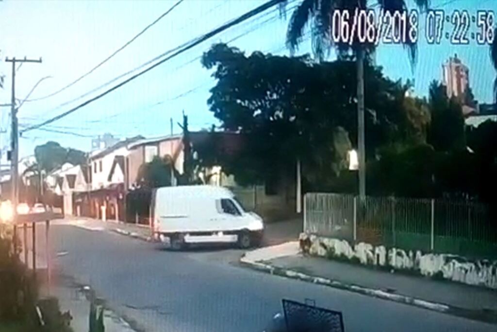 Polícia procura motorista de van suspeito de tentar estuprar mulher em Santa Maria