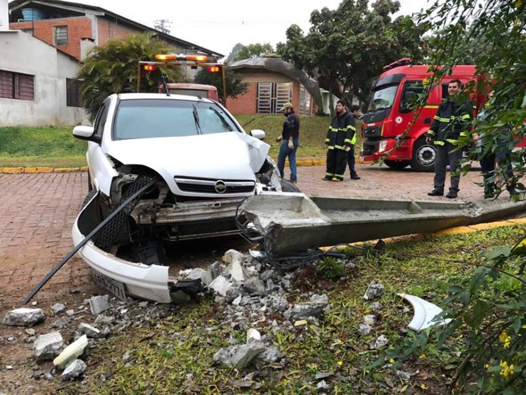 Carro derruba poste de energia durante acidente em São Sepé