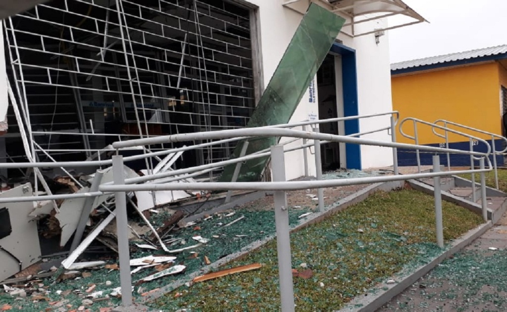 título imagem Criminosos explodem agência bancária em Dilermando de Aguiar