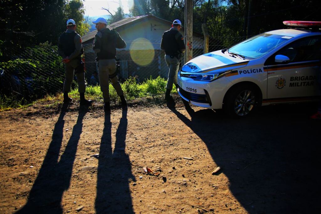 Mulher é morta a tiros na janela de casa em Santa Maria