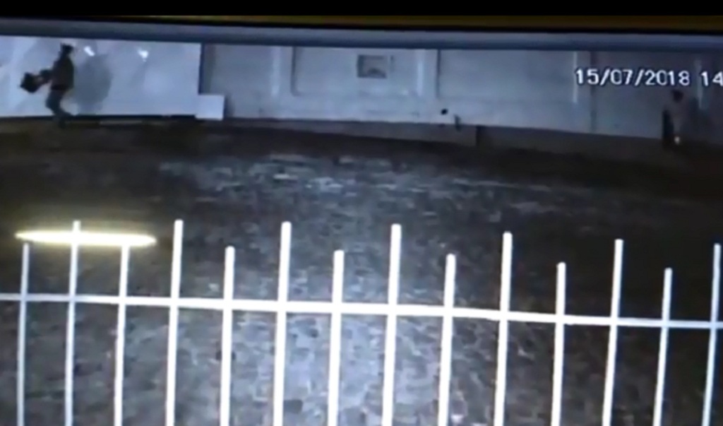 título imagem VÍDEO: dupla é flagrada furtando estrutura da iluminação pública na Vila Belga