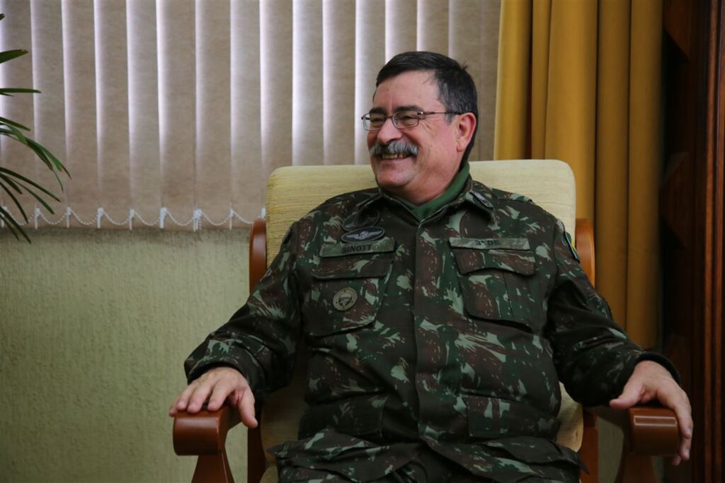 Foto: Renan Mattos (Diário) - De volta a Santa Maria, o general de divisão Mauro Sinott Lopes assumiu o comando de 20 mil militares da 3ª Divisão de Exército (3ª DE)
