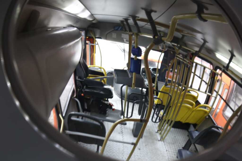 Homem rende cobrador e assalta ônibus no centro de Santa Maria