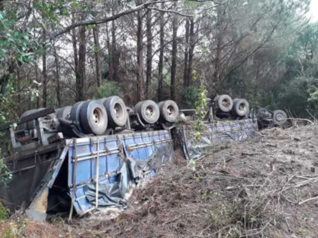 Caminhão carregado de areia tomba em Jaguari