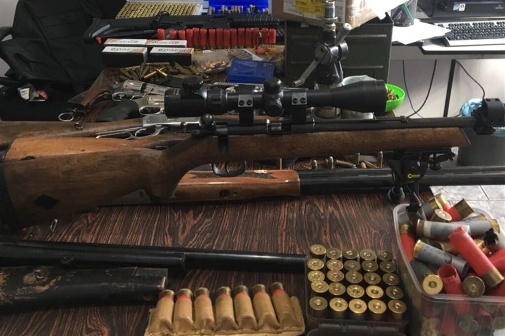 Homem é preso e tem arsenal apreendido pela polícia em São Pedro do Sul