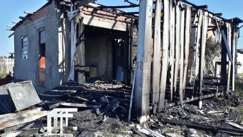 Duas casas são incendiadas em Santa Maria