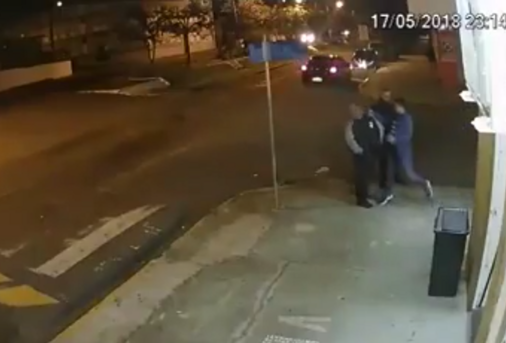 VÍDEO: PM à paisana agride segurança de distribuidora de bebidas