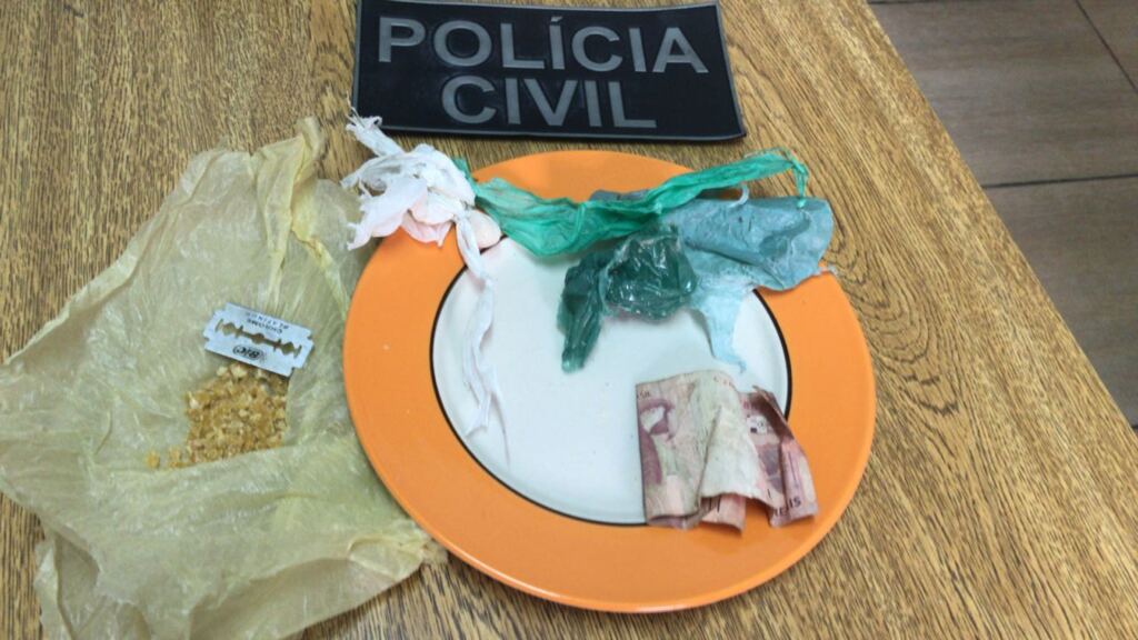 Dupla é presa e adolescente é apreendido por tráfico de drogas e roubos em Santa Maria