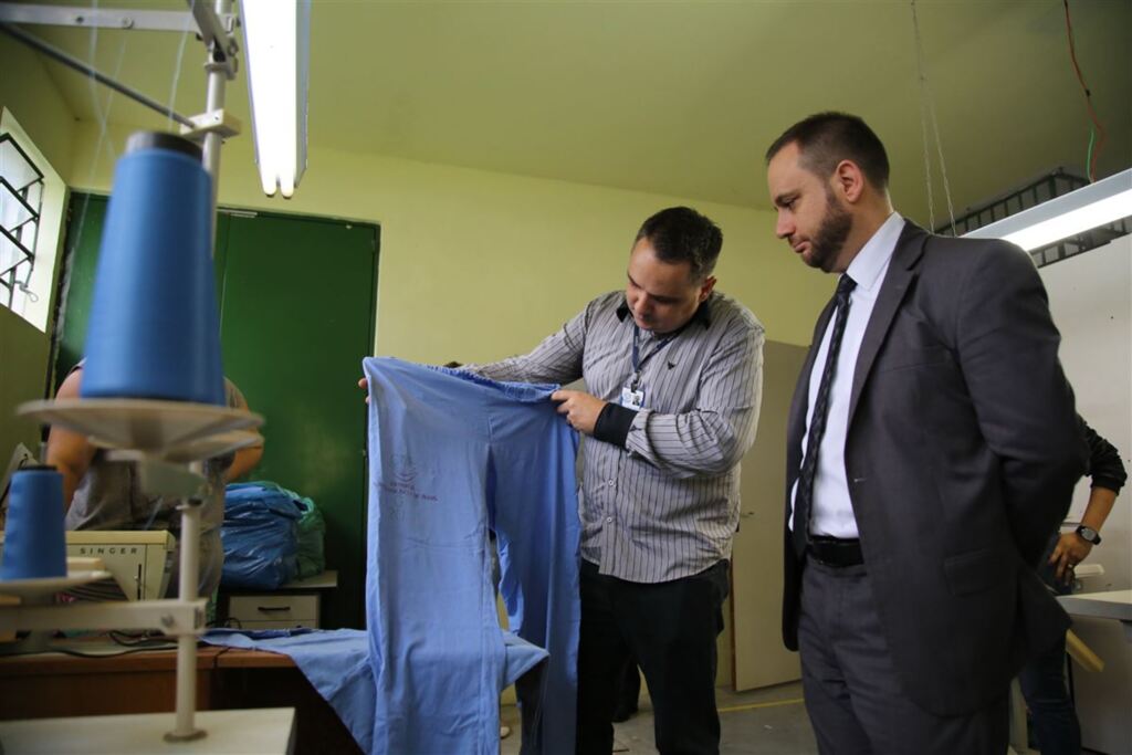 Foto: Gabriel Haesbaert (Diário) - Delegado penitenciário da 2ª DPR, Anderson Prochnow, mostrou as peças produzidas no presídio para a Casa de Saúde