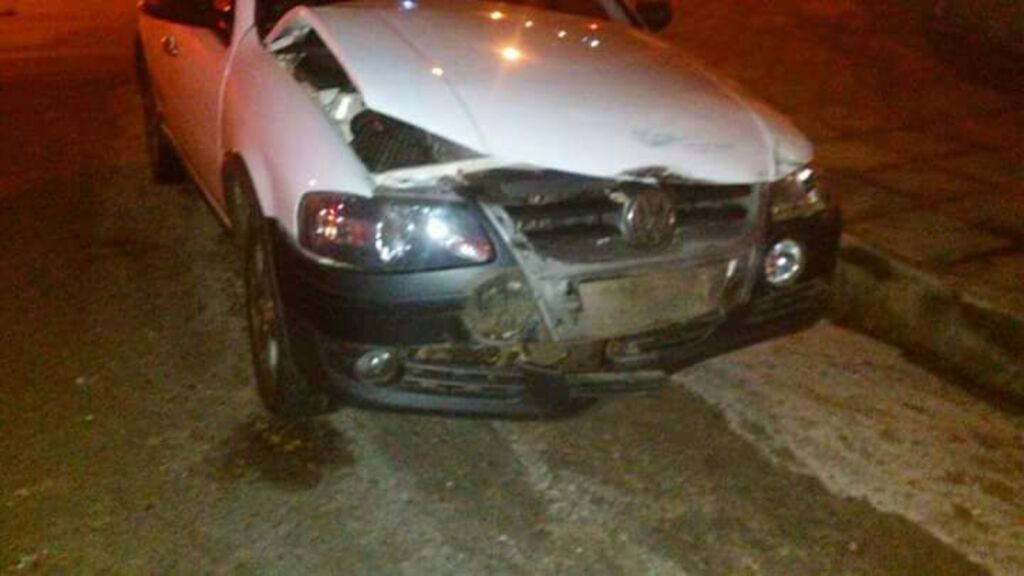 Após colidir em outro veículo, carro bate em parede de prédio em Santa Maria