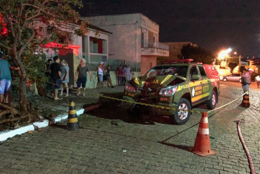Foto: O Sepeense (Divulgação) - Um dos quatro militares que estava na viatura sofreu lesões na bacia