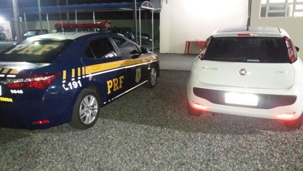 Carro roubado em Mata é encontrado pela PRF no Paraná