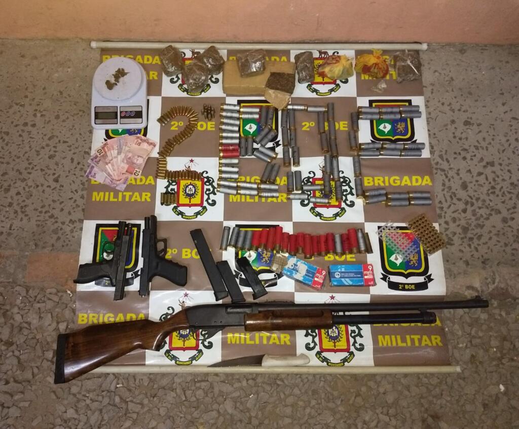 Adolescente é flagrado com armas, drogas e munições em Santa Maria