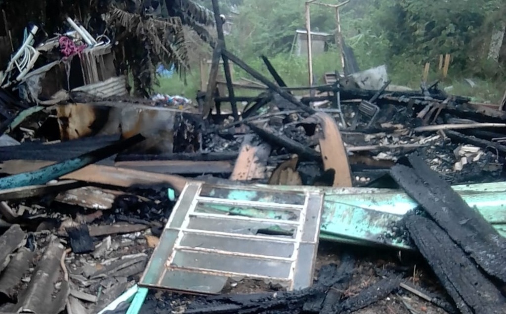 Casa é destruída pelo fogo em Santa Maria