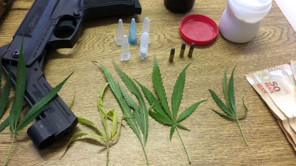 Homem é preso por tráfico de drogas e posse ilegal de arma em Santa Maria