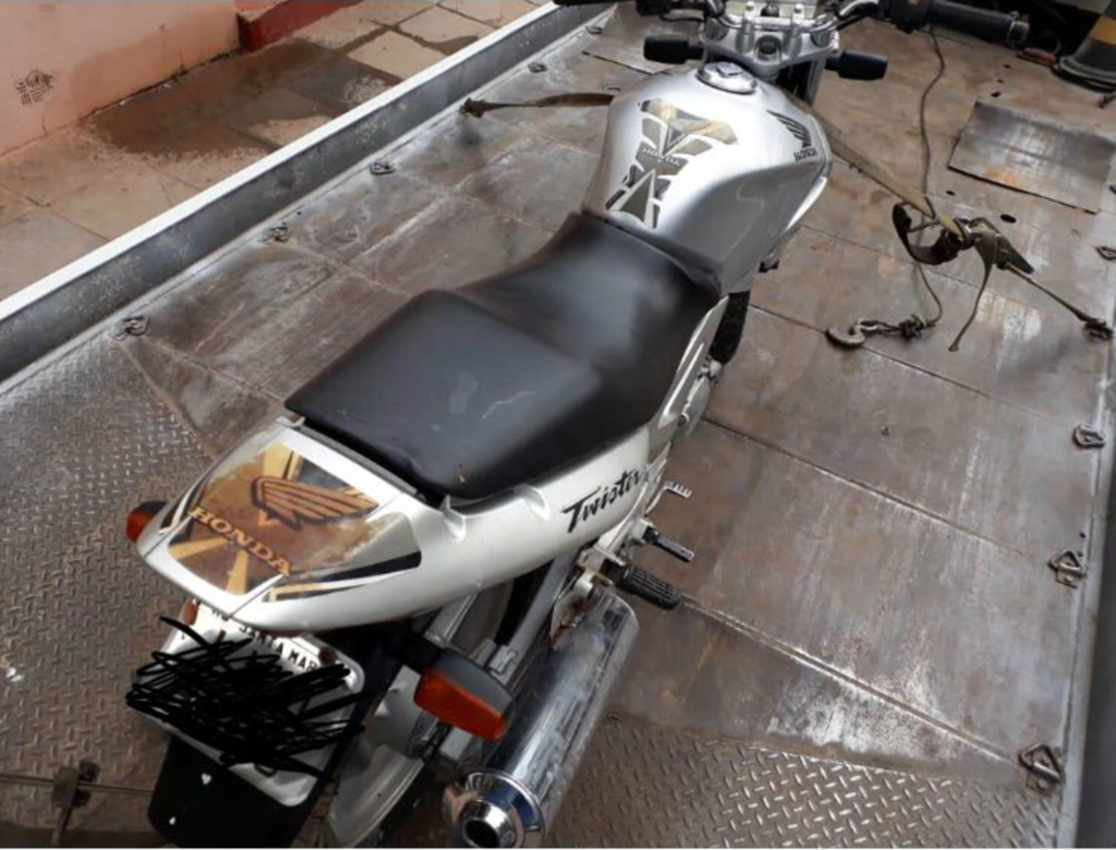 Mulher é presa e motocicleta recuperada em Santa Maria