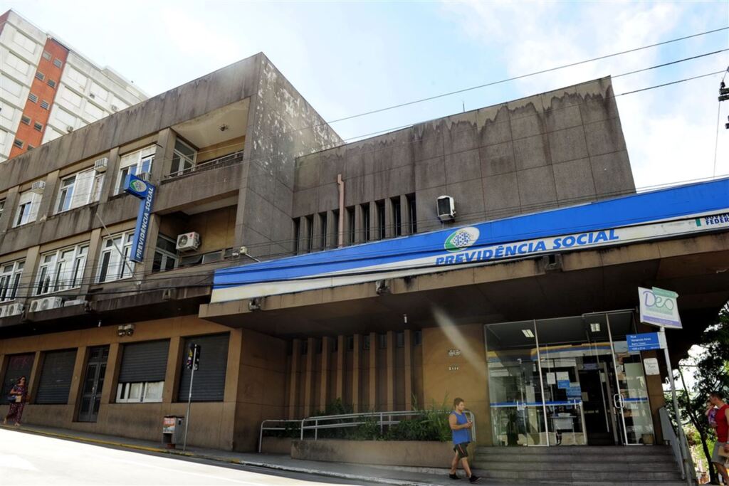 Justiça condena dois peritos do INSS por fraude em ponto eletrônico