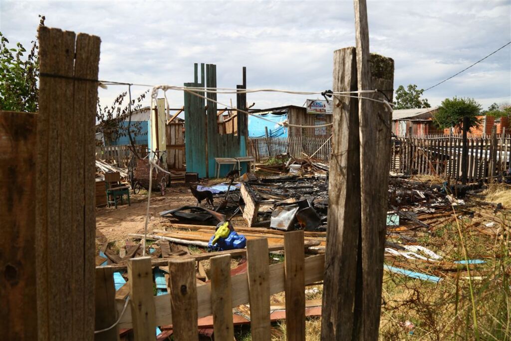 Bombeiros atendem dois incêndios a residências em 11 horas
