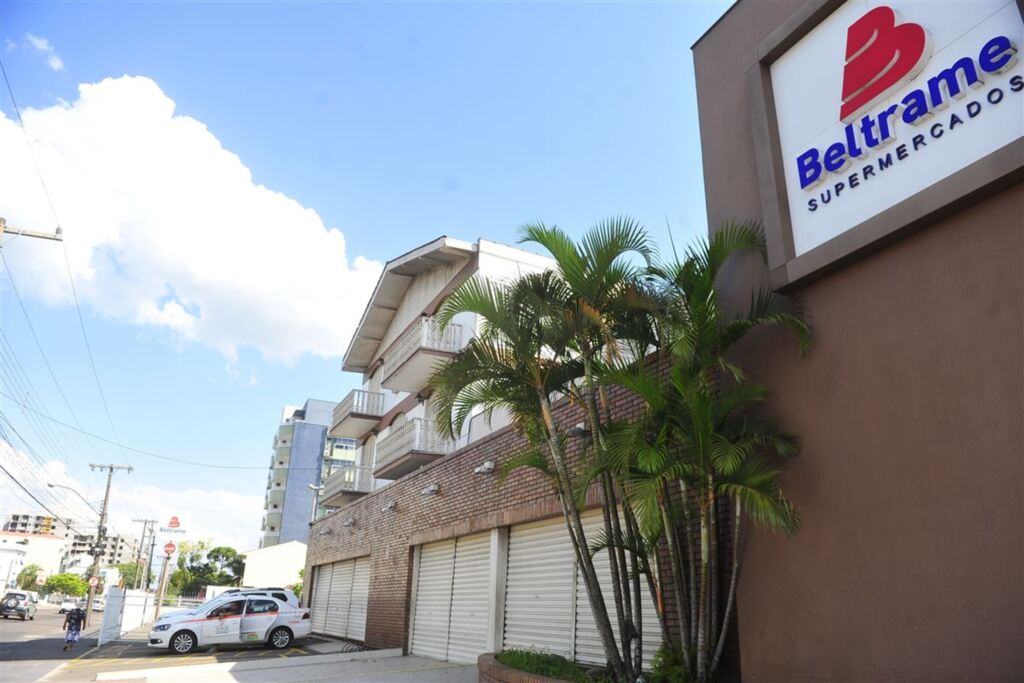 Após furto em supermercado, ladrão fere um segurança e foge