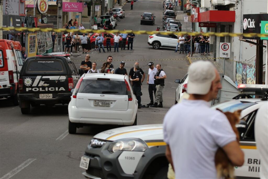 Sobrevivente do ataque que matou pai e filho deixa o hospital