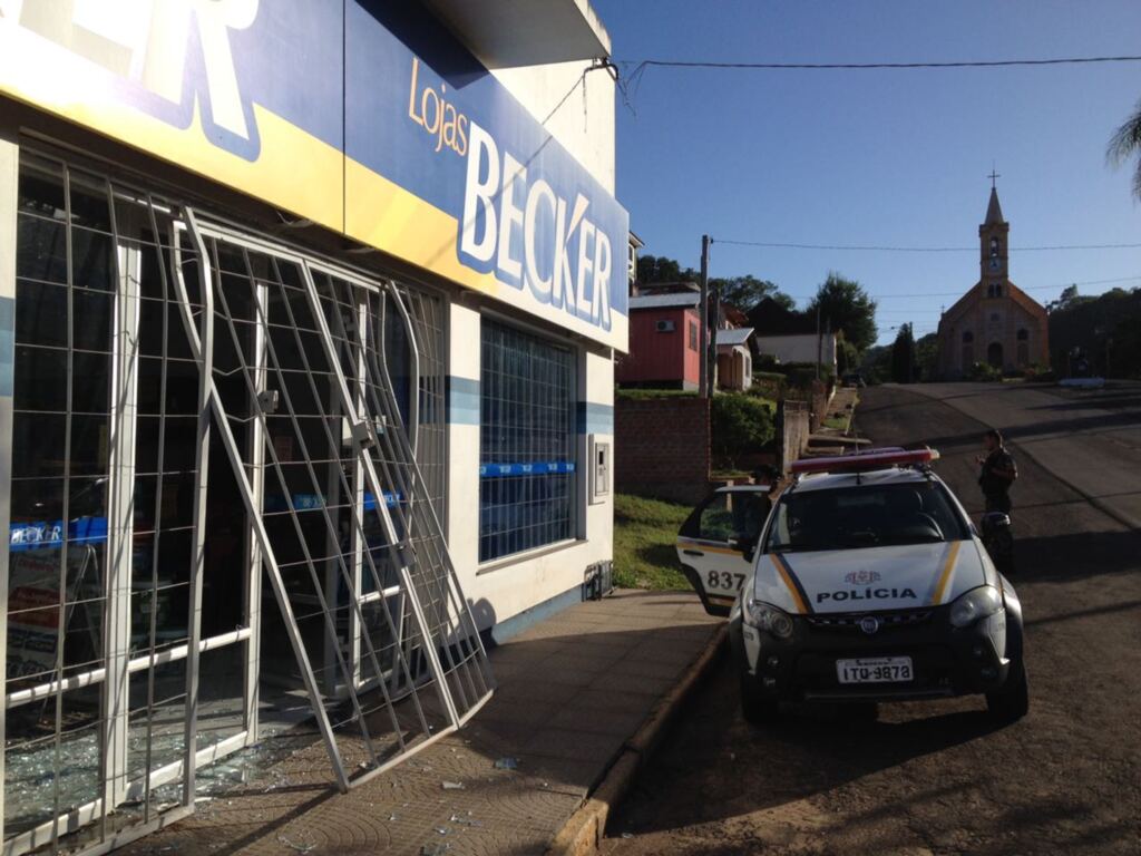 Quadrilha ataca bancos, lojas, lotérica e clube em Mata