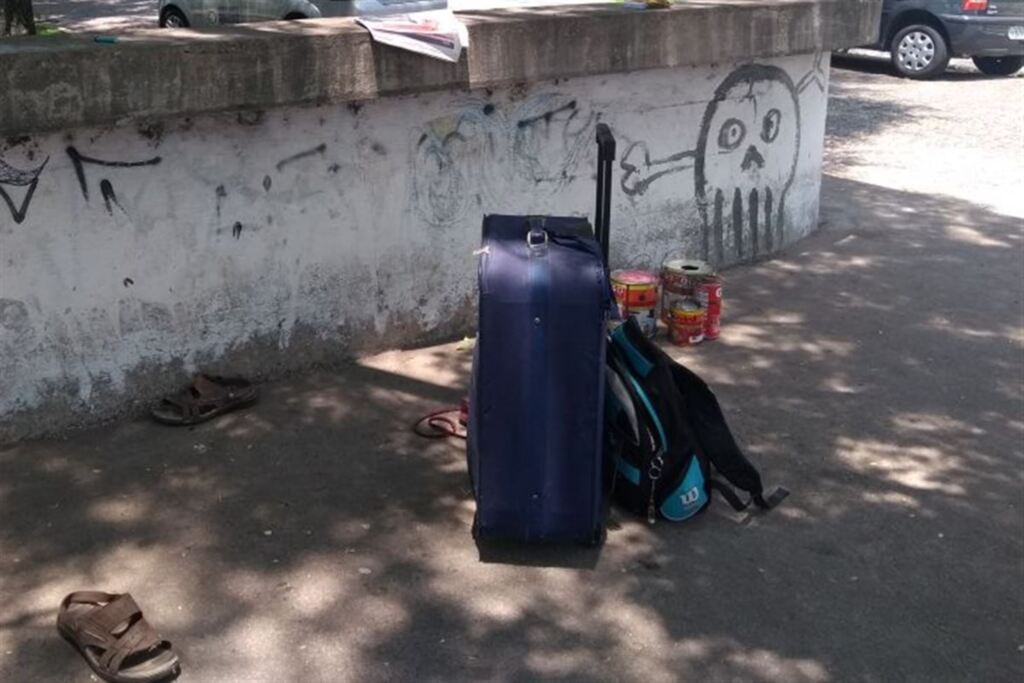 Foto: Prefeitura de Santa Maria (Divulgação) - Na sexta-feira, Guarda Municipal flagrou três homens pichando o viaduto da Rua Pinheiro Machado e apreendeu material utilizado no delito