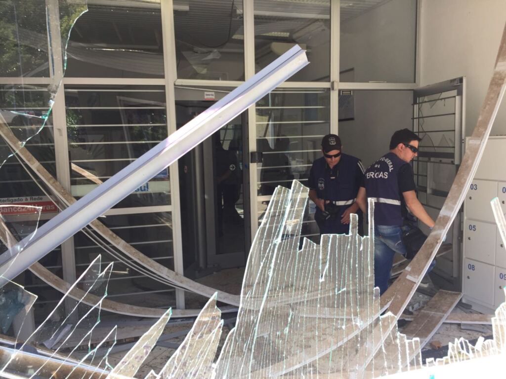 'Se a polícia chegasse, eles poderiam fazer a gente refém', diz testemunha de ataque a bancos