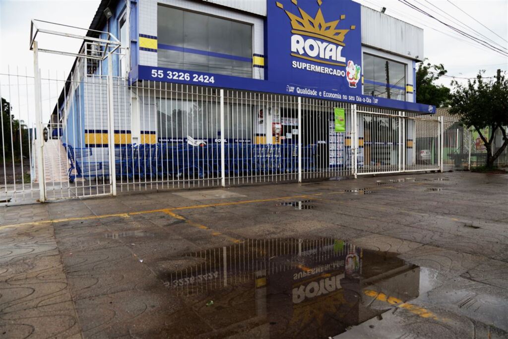 Funcionária fica ferida em assalto em mercado em Santa Maria