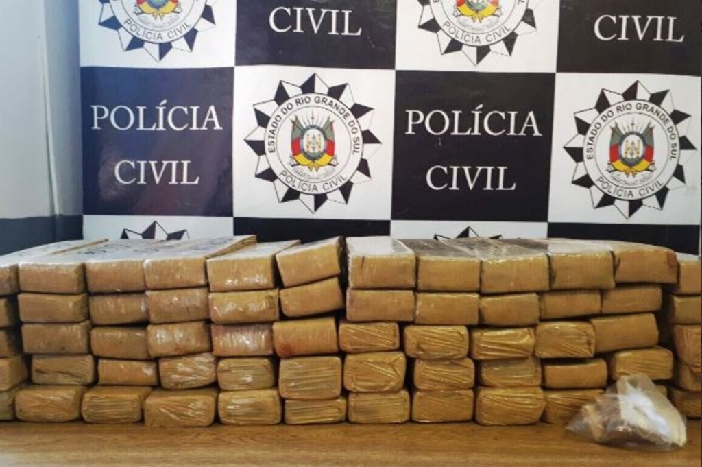 Dupla é presa com mais de 42 quilos de maconha em Santa Maria