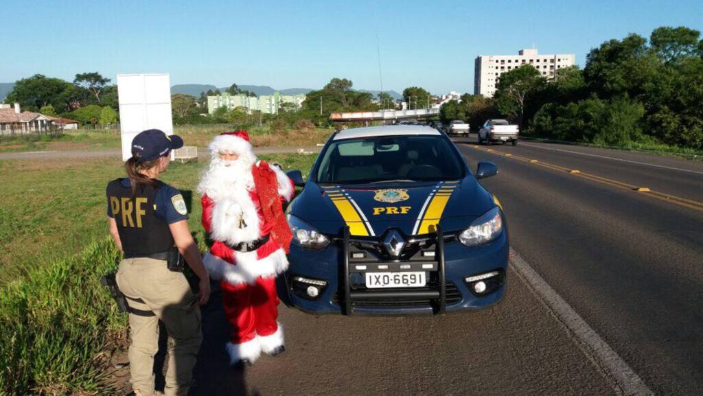 Foto: Divulgação / Polícia Rodoviária Federal - Até o Papai Noel passou pela fiscalização na BR 287, Faixa Nova de Camobi