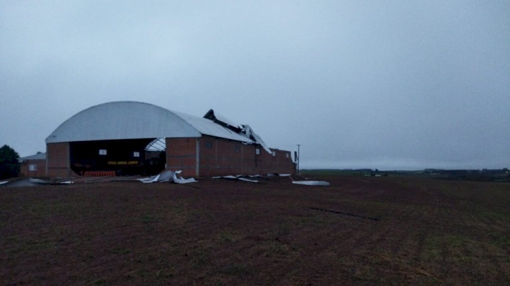 Ventania derruba galpões de propriedades agrícolas em Júlio de Castilhos