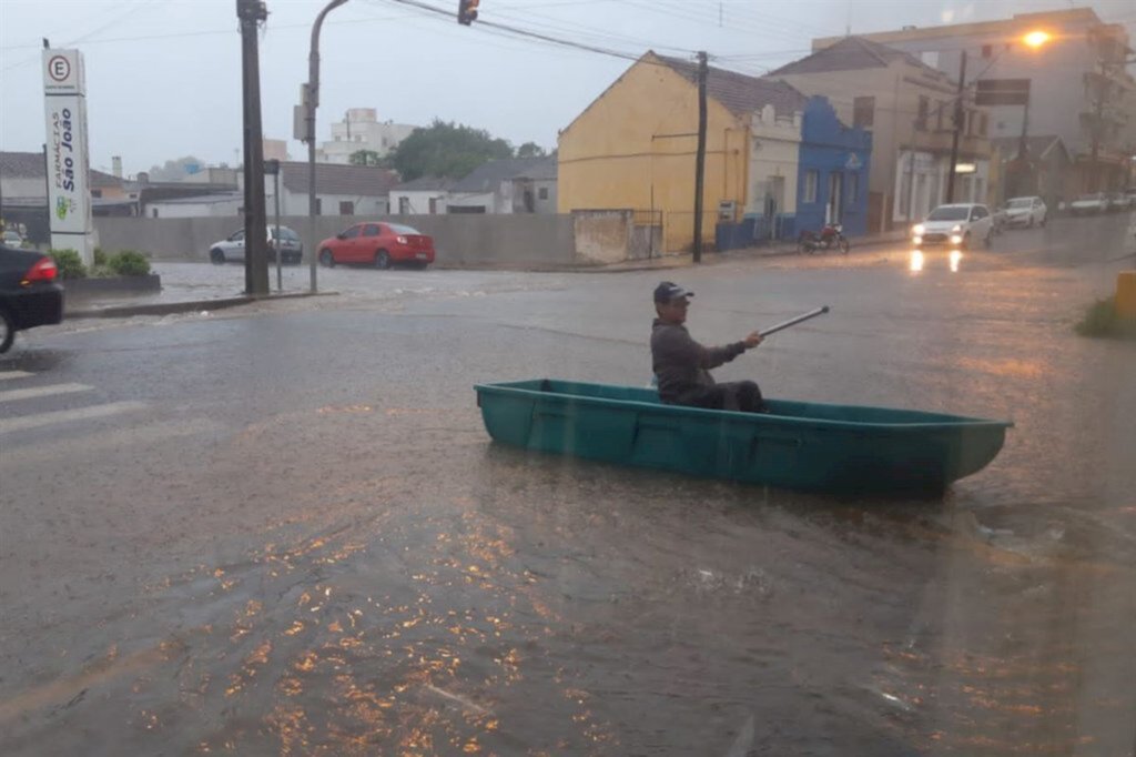 Vídeo: homem é flagrado andando de barco em rua alagada de Caçapava do Sul