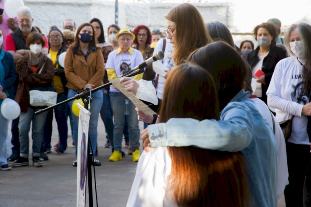 título imagem Familiares e amigos se reúnem em ato por justiça pela morte de Luanne