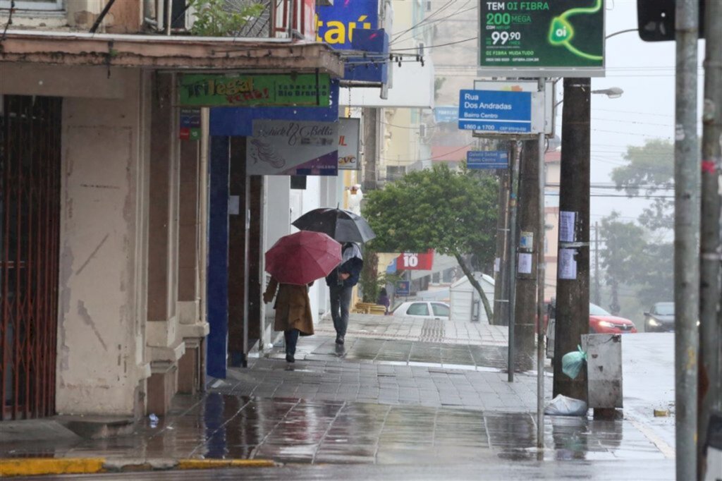 Tempo úmido e mais chuva: confira a previsão do tempo para a semana