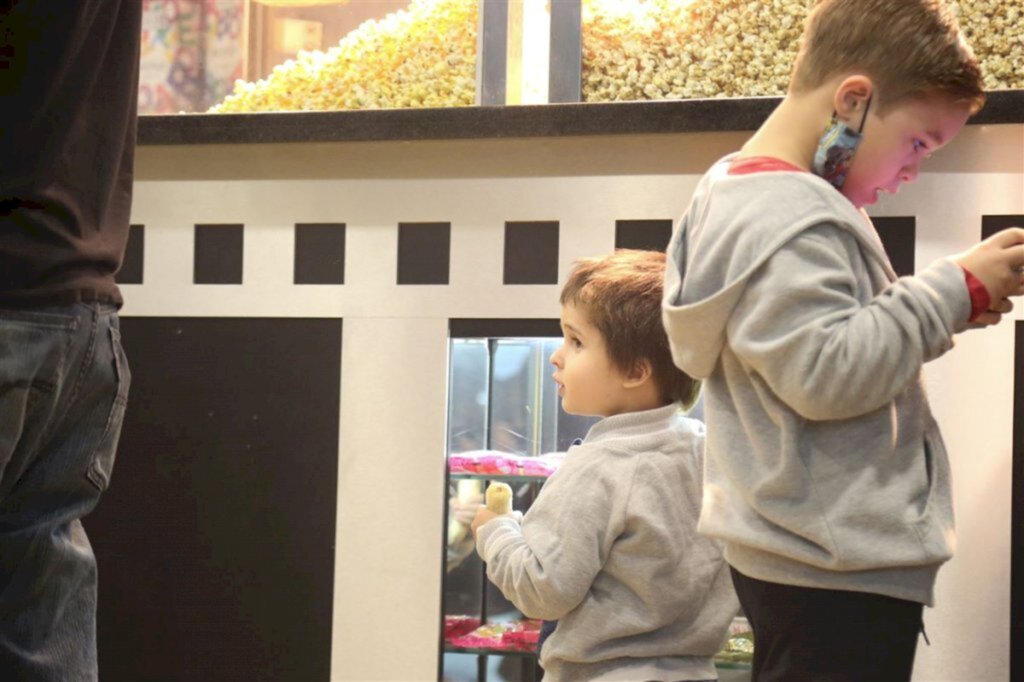 VÍDEO: Sessão de cinema reúne pessoas com autismo e familiares em Santa Maria