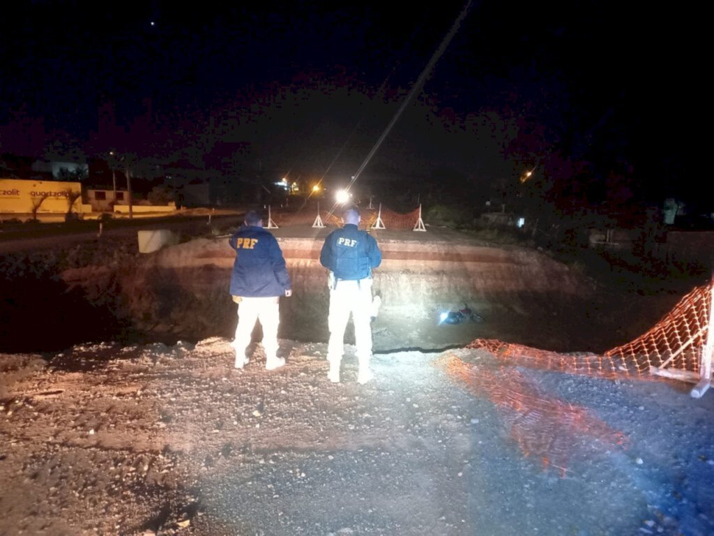 Motociclista fica gravemente ferido ao cair em buraco na obra da Travessia Urbana