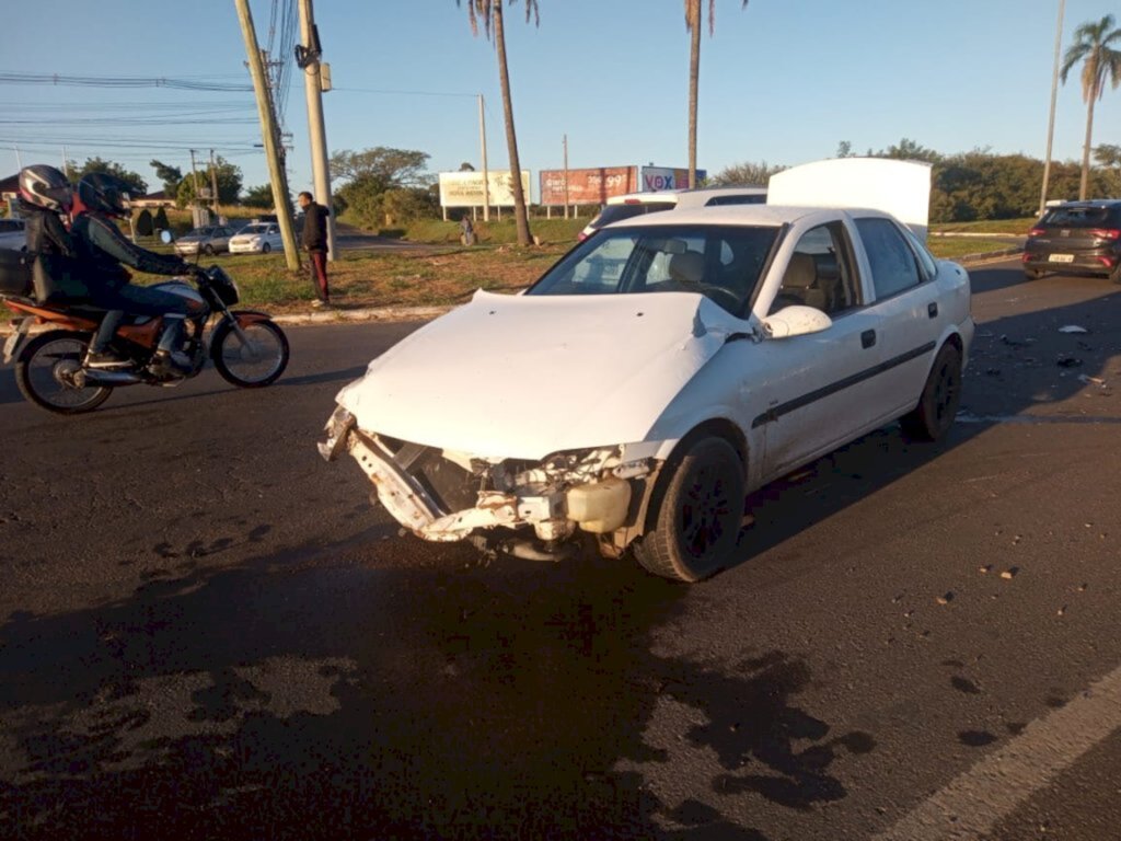 Colisão entre dois veículos provoca congestionamento na Faixa Nova