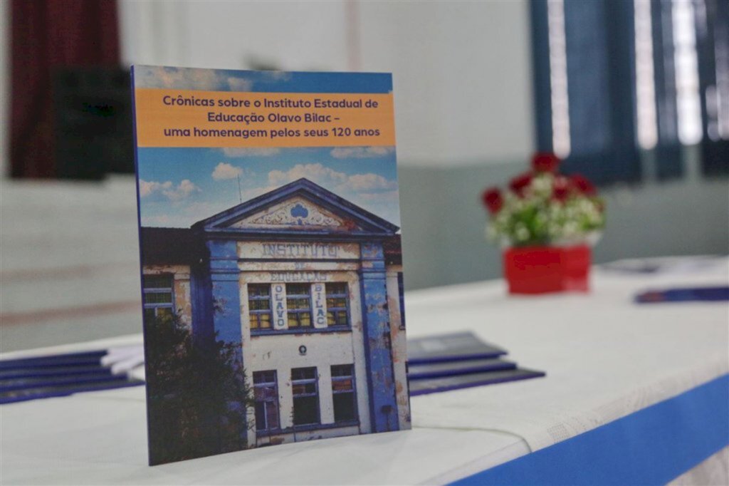 VÍDEO: alunos e professores do Bilac escrevem crônicas em livro que marca os 120 anos da escola