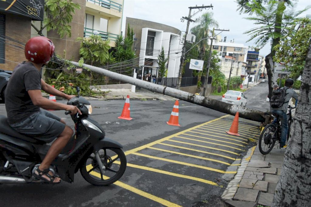 Santa Maria tem 96 casas destelhadas, e sete ruas seguem com bloqueios após temporal