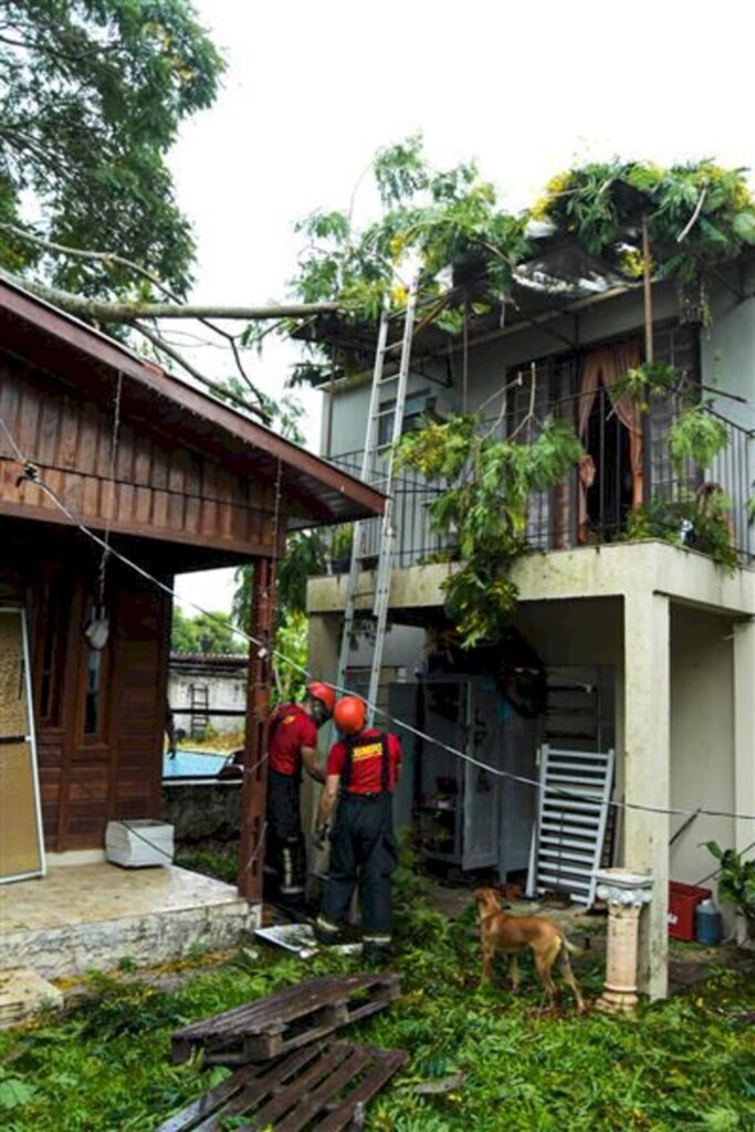 Na Região Oeste, moradores aproveitam horas de tempo seco para contabilizar estragos