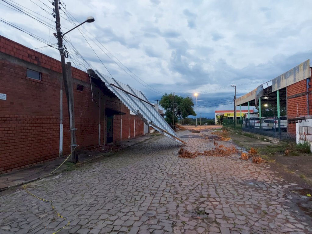 Santa Maria tem casas destelhadas, árvores caídas e casas sem energia elétrica após temporal