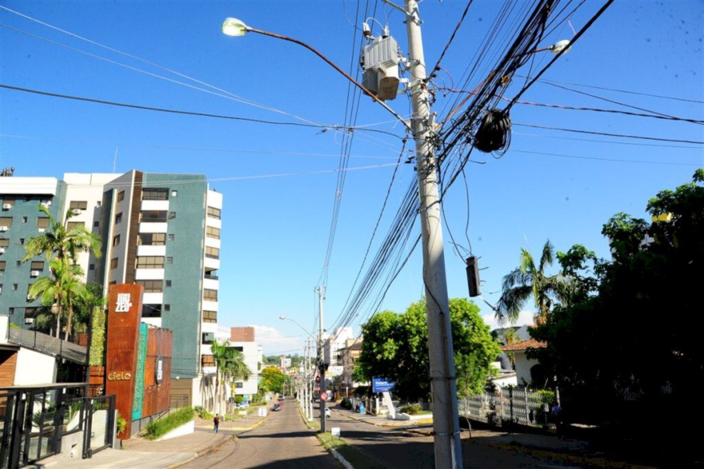 Retirada de fios em desuso na Avenida Fernando Ferrari começa nesta terça-feira