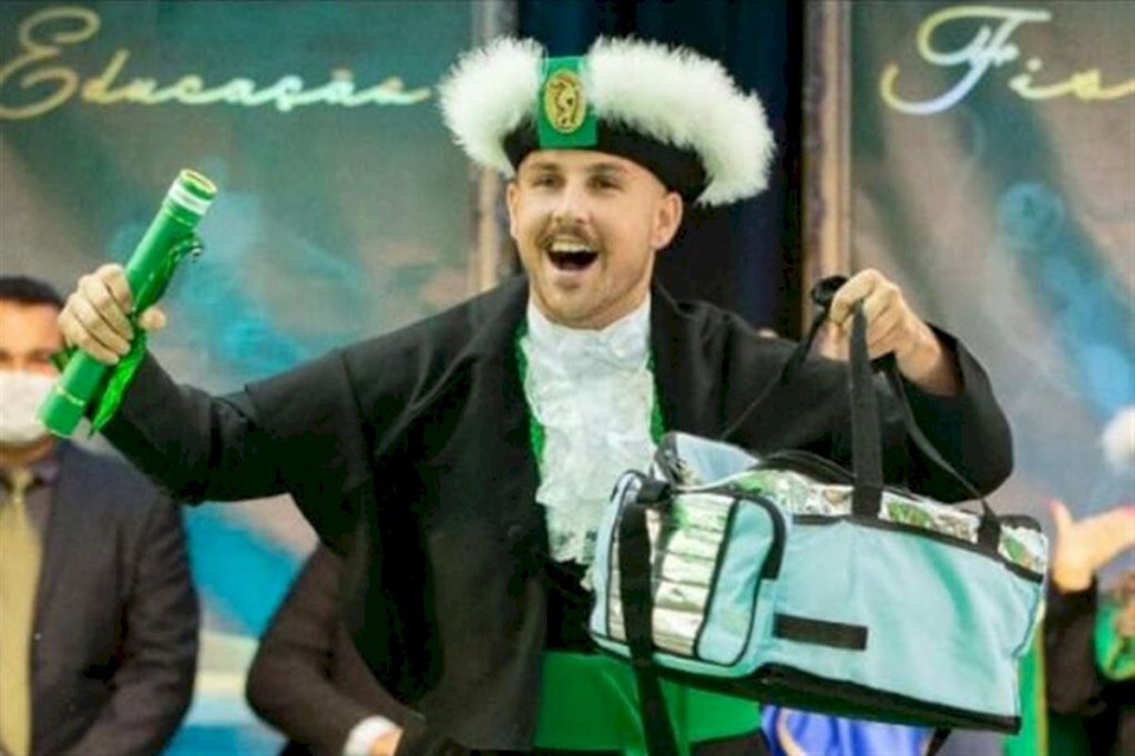 Jovem paga a faculdade e se forma vendendo lanches a colegas e em lojas