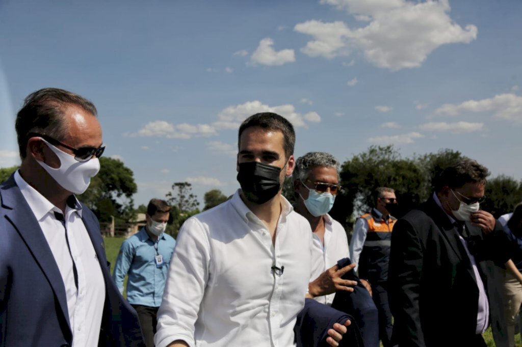 Em agenda na região, Eduardo Leite visita lavoura castigada pela estiagem